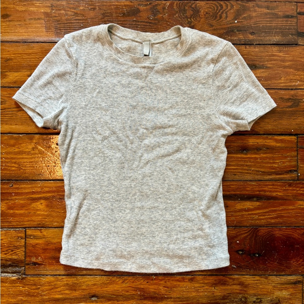 Skims cotton ribbed tee in grey